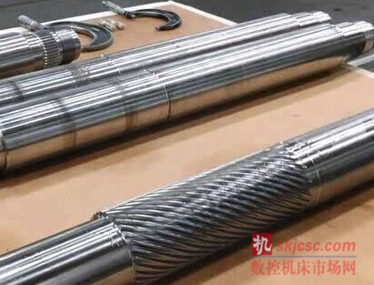 400H 可承载直径达 400mm (16 英寸) 的工件, 标配轴向行程能力为 1,168 mm (46 英寸), 并且可定制用于生产更长的部件