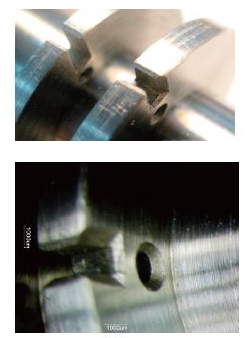 通过工艺试验表明：针对零件1.5 mm×3 mm和1.5 mm×3.5 mm的走线槽以及φ 1.5 mm走线孔边沿的毛刺，采用电火花成形的加工方法进行加工去除具有如下几方面的优点：①零件去毛刺过程可控，且不会造成零件表面划伤。②大大减轻了劳动强度。③操作过程可控、省时高效，加工效率能提高50%以上。④能保证倒角加工的一致性，适合零件的批量化生产。采用电火花成形加工效果良好，其加工后效果如图7、图8所示。