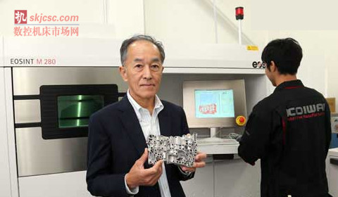 小岩井丰己社长和使用金属粉末3D打印机“EOSINT M280”制作的铝制造型物